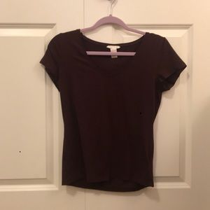 maroon t-shirt